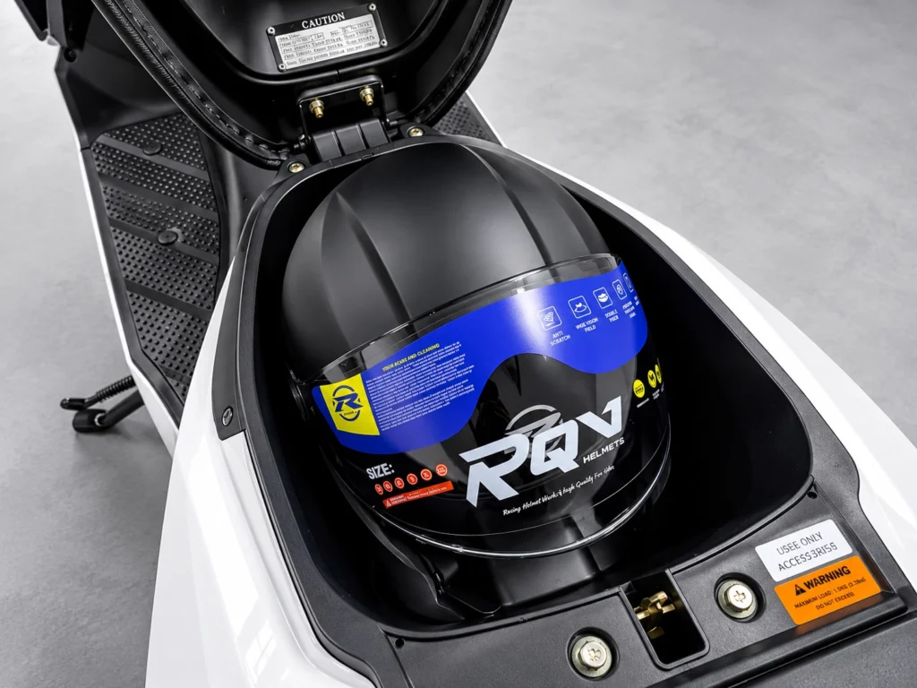 ZNEN R9 125 III scooter under-seat storage compartment with motorcycle helmet
